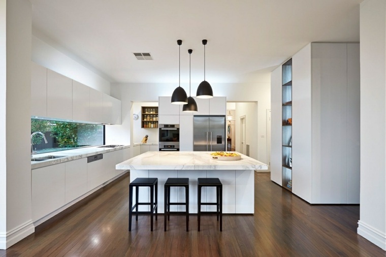 pavimento cucina in marmo parquet layout legno sgabelli isola centrale