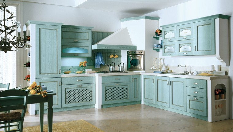 plava kuhinja drveni namještaj kuhinjski ormari pločice aspirator