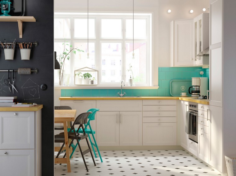 idee-cucina-retro-interni-moderni-sedie-vintage