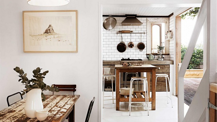 arredo cucina retrò in legno rustico illuminazione country idea luce a sospensione