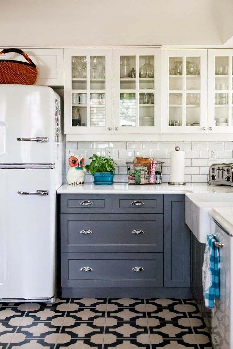 vintage konyha dekoráció ötlet fabútor világítás hűtőszekrény felfüggesztés
