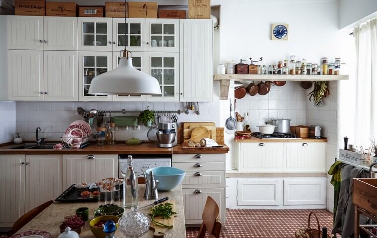 retro ideje za kuhinjski dekor kuhinjske podne pločice drveni namještaj visilice