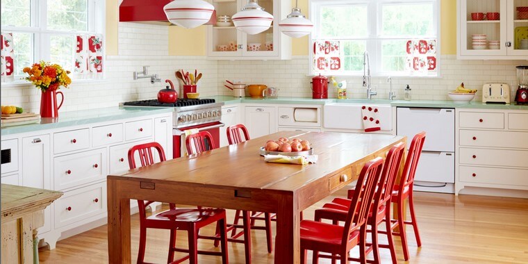 piros fa konyha ötletek fa asztal dekoráció virágok asztal piros székek