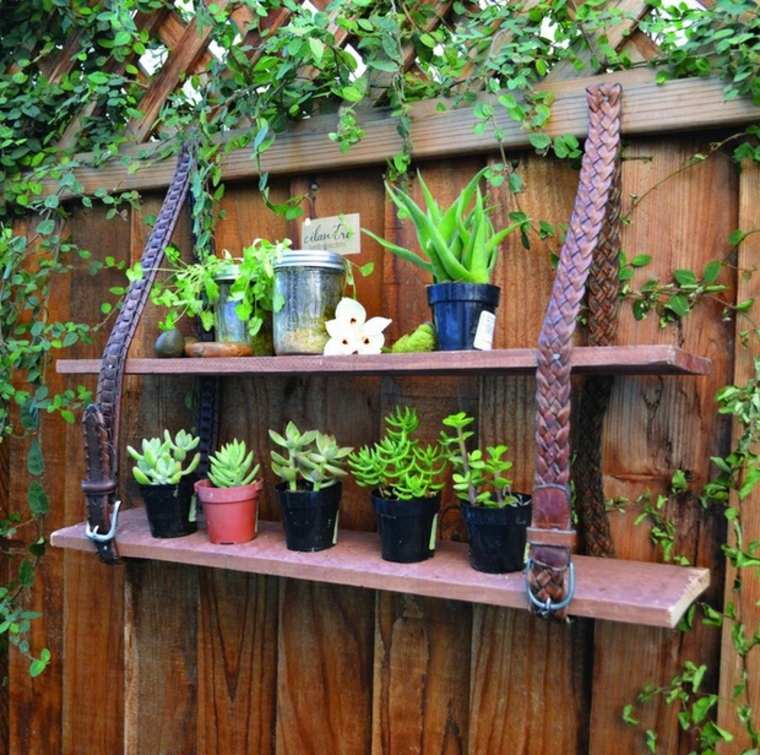 庭の装飾のアイデア木製の柵は植木鉢を棚に置く