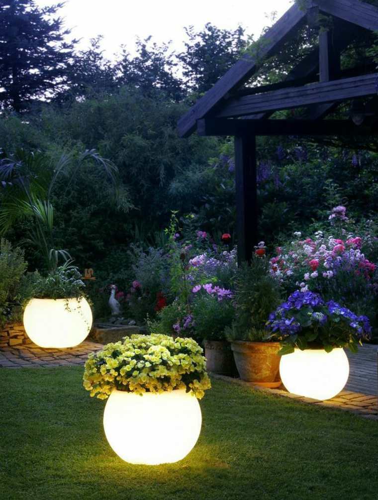 Idea decorativa per giardino di vasi da fiori luminosi all'aperto