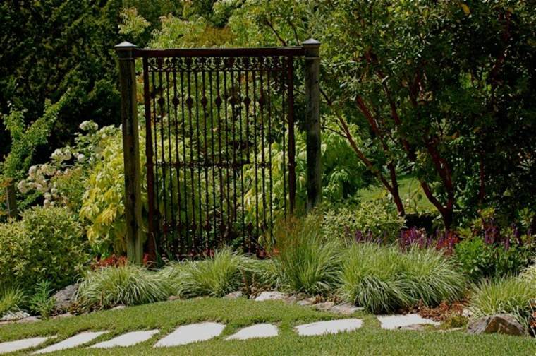 Porta esterna nera in metallo idea percorso pietre da giardino