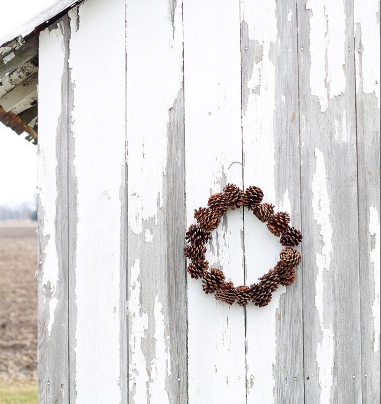 Božić-deco-diy-vijenac-ideja-borovi-šišarke