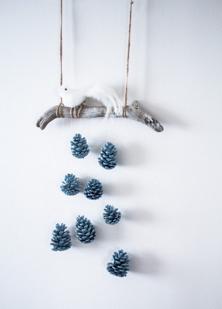 Idea per appendere le pigne fai da te con decorazioni natalizie