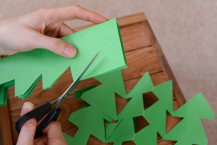 Ideja za izradu božićnog ukrasa originalnog kartona od božićnog drvca