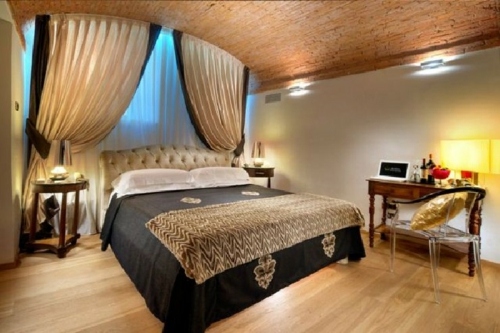 ロマンチックな豪華な寝室の装飾