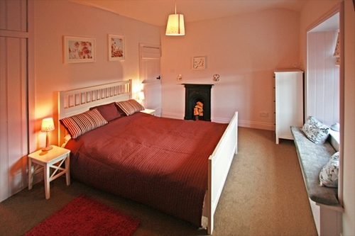 赤い寝具の部屋の装飾