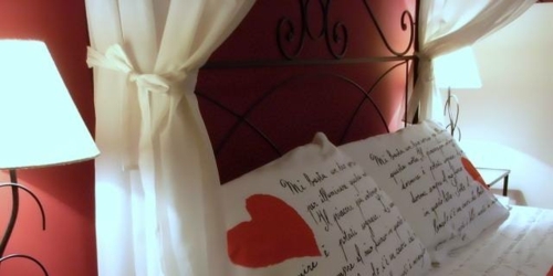 バレンタインデーのベッドの寝室の装飾