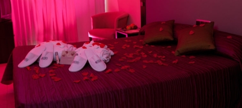 紫色のロマンチックなベッドルーム