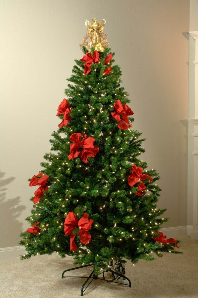 Karácsonyfa dekorációs ötletek piros szalagok
