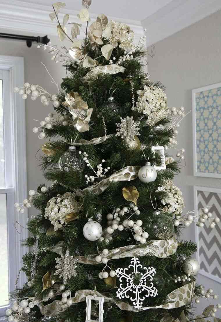 Karácsonyfa dekorációs ötletek világos színekben
