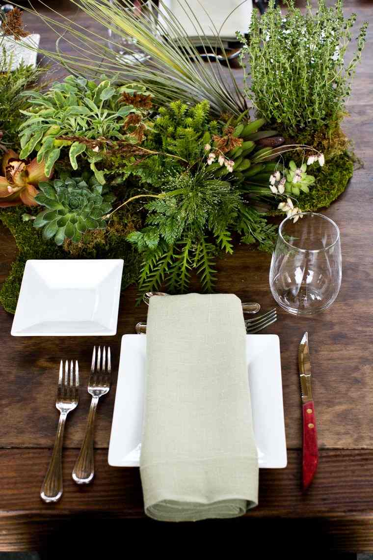 春の装飾-素朴なテーブル-自然の苔