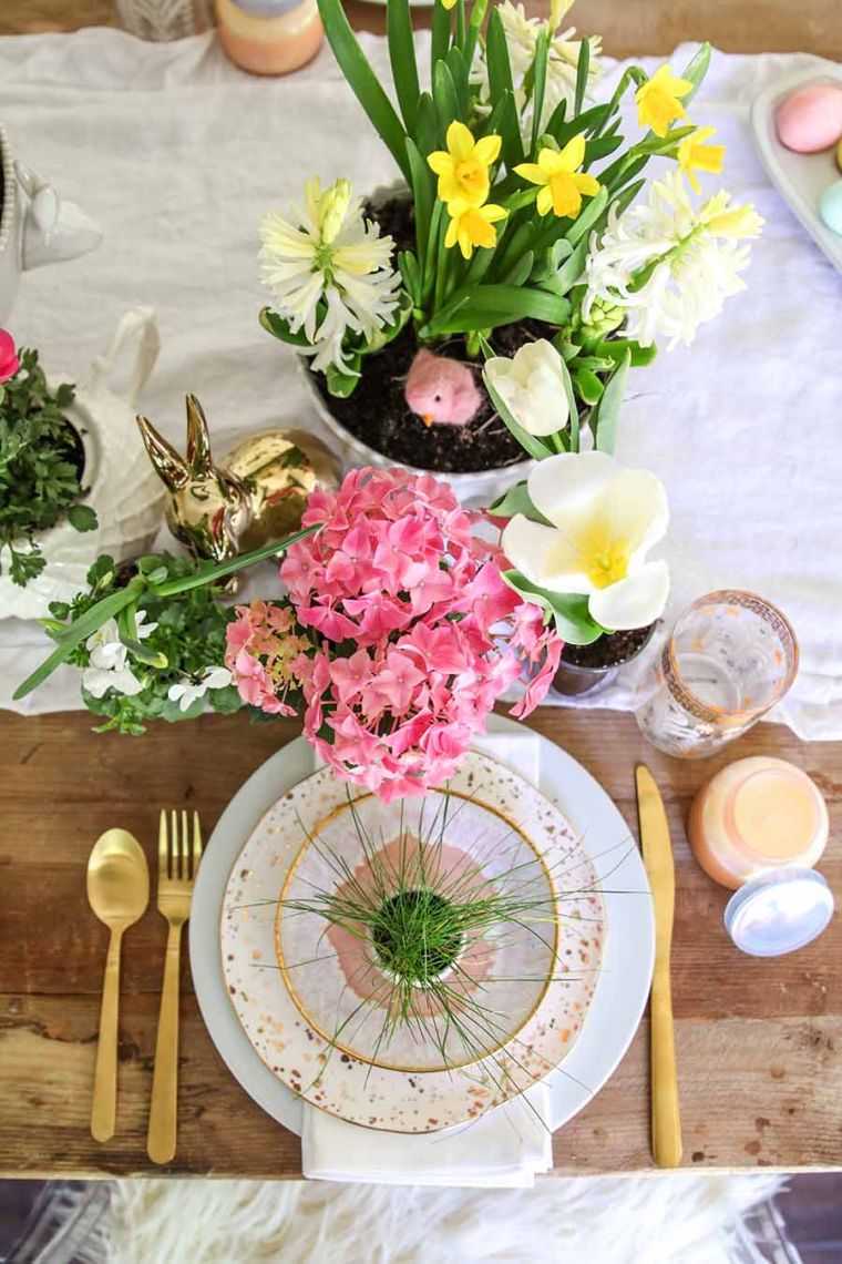 Decorazione della tavola primaverile color pastello di Pasqua