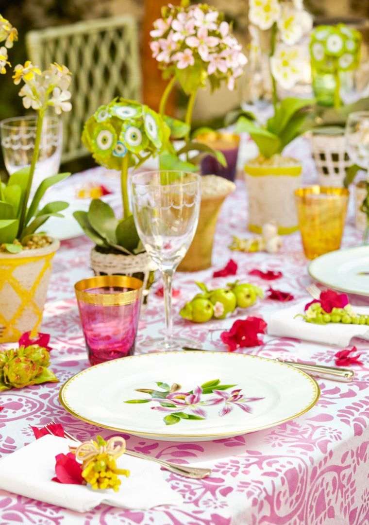 moderan-uskrsni-stol-ukras-stolnjak sa cvjetnim uzorkom