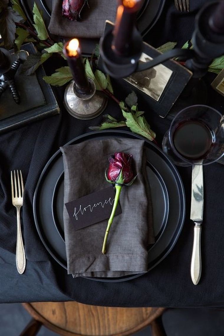 装飾黒のテーブル