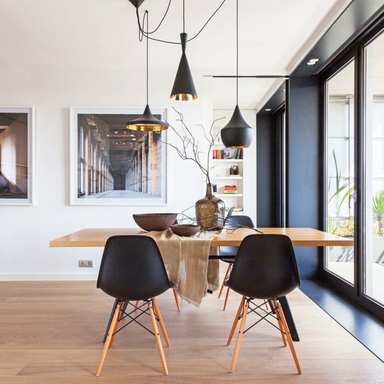 vyriškas-interjero dekoravimas-medinis-stalas-kėdė-juodas-skandinaviškas dizainas