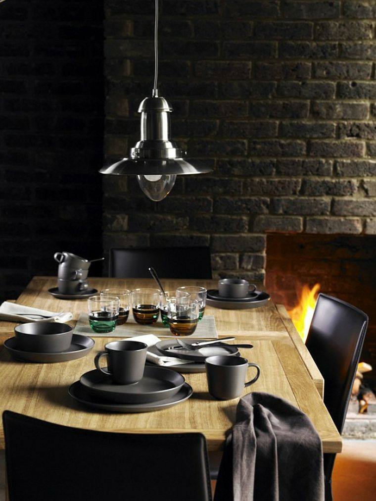 vyriškas-deko-dizainas-valgomasis-medinis stalas-židinys-nuotrauka