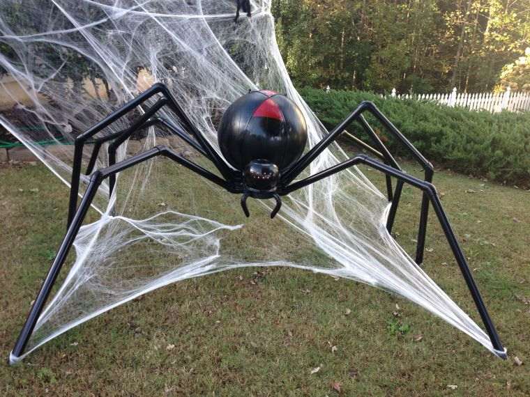 Házi Halloween dekoráció pókkal