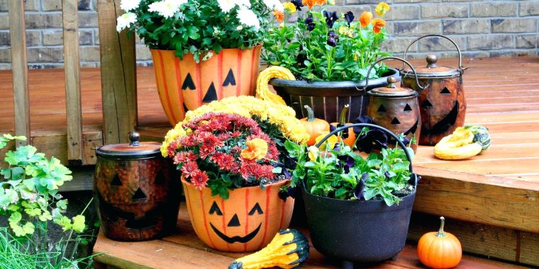 Decorazioni fatte in casa per Halloween con vasi di fiori