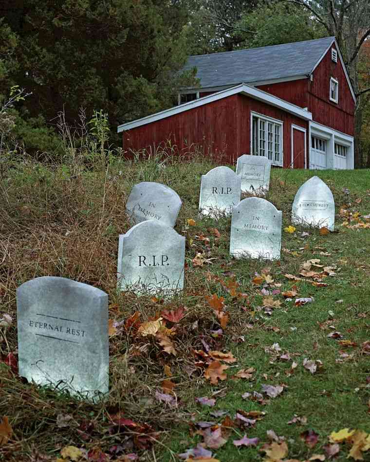 Házi Halloween dekoráció sírkövekkel