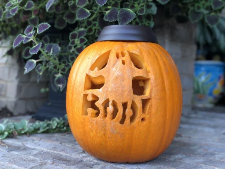 Decorazione di Halloween fatta in casa con una zucca