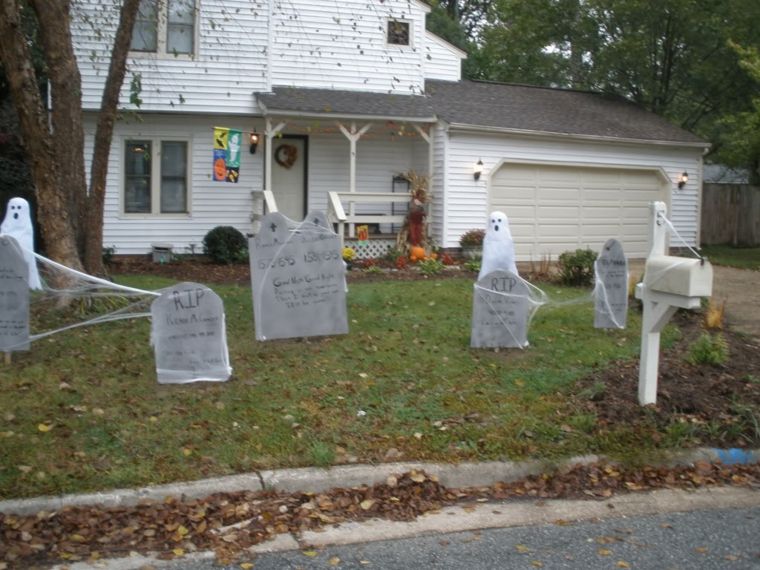 decorazioni di halloween a buon mercato davanti alle lapidi della casa