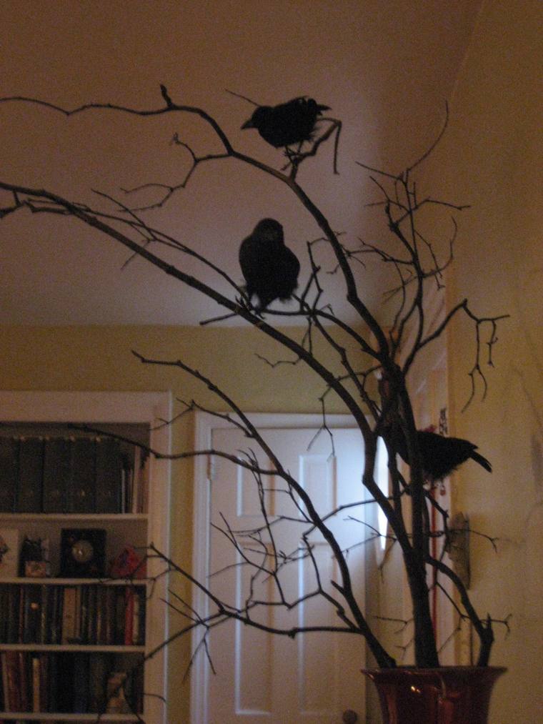 decorazione di halloween dell'albero dei corvi