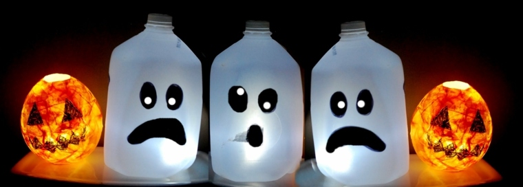 pigūs Helovino deko vaiduokliai-moliūgai apšviesti buteliai