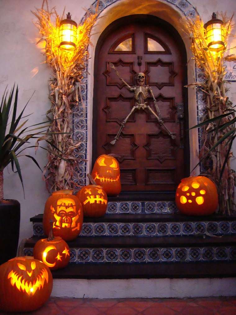 decorazione di halloween palme zucche scheletro atmosfera tropicale