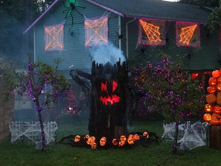 halloween dekoráció a füstben és a trópusokon