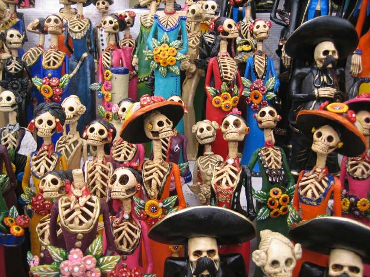 festa degli scheletri della folla di halloween dei tropici
