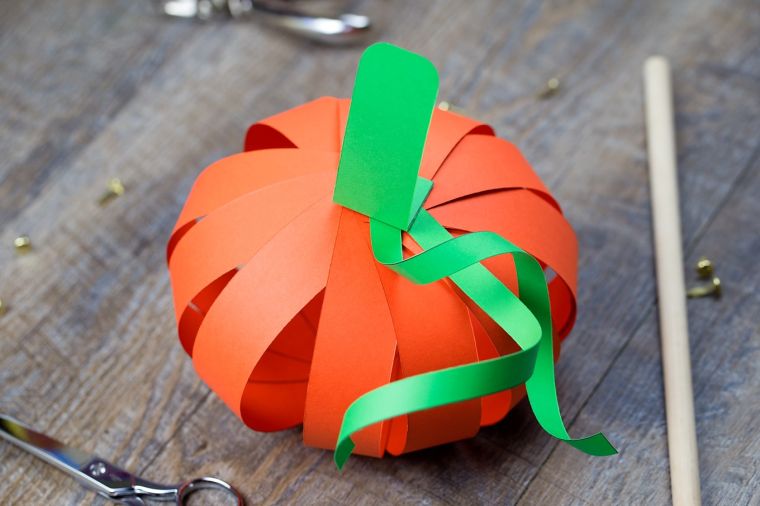 Decorazione della tavola di Halloween con zucca di carta