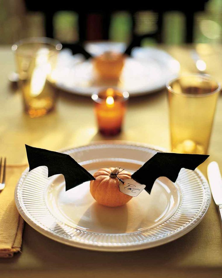 Helovino stalo dekoravimas su šikšnosparniu