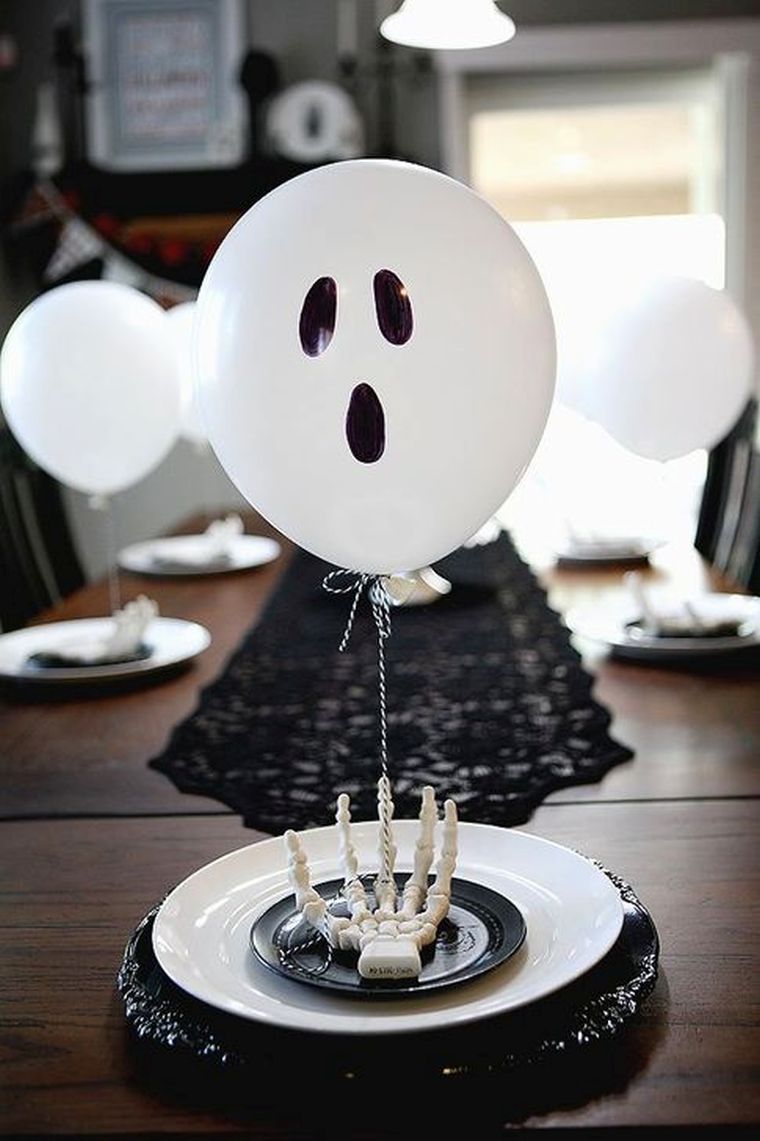 decorazione della tavola con palloncini