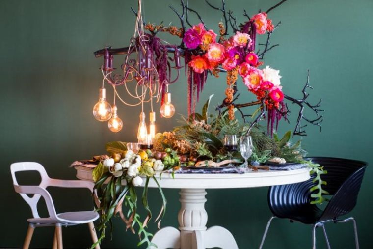 stalo dekoravimas gėlėmis