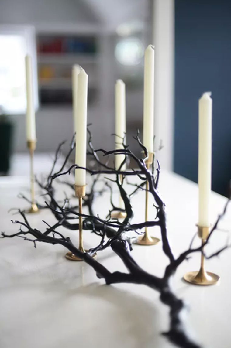 paprastas stalo dekoravimas žvakėmis