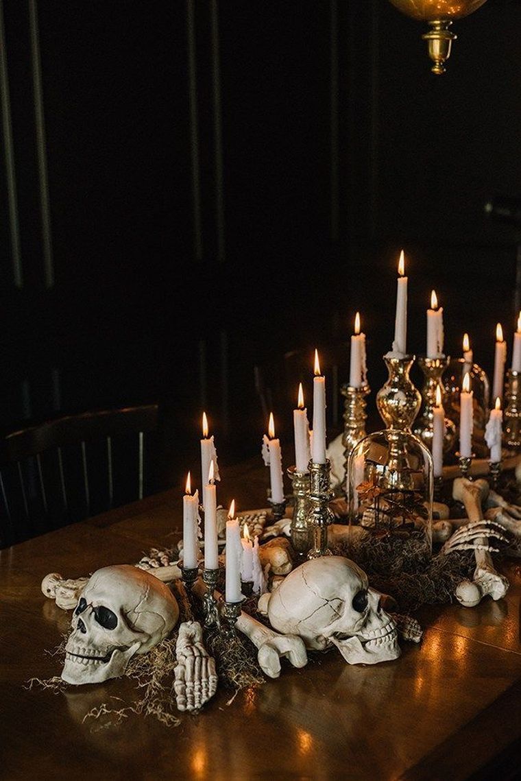 decorazione della tavola con teschio e candele