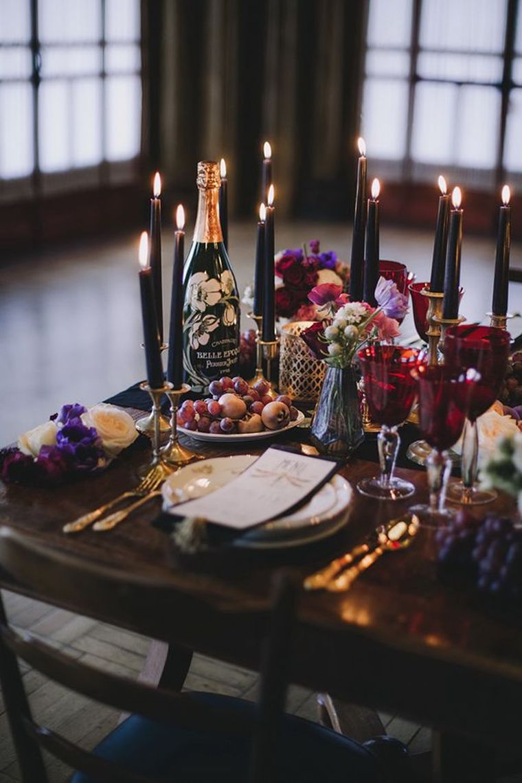 stalas su žvakių dekoravimu