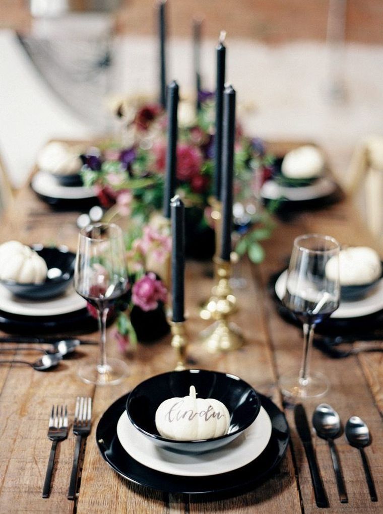 tavolo con piatti neri