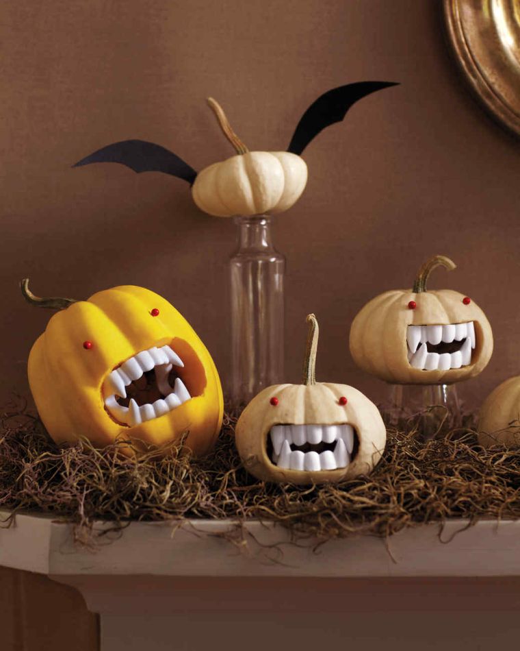 Helovino stalo dekoravimas su vampyrais moliūgais