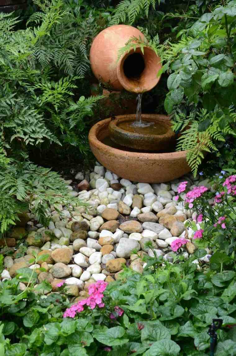 Dekoratyvus zen sodas už fontano