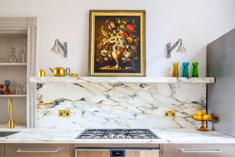 cucina con ripiani in marmo