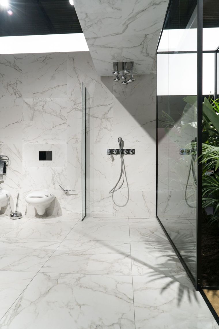 bagno moderno con pareti in marmo