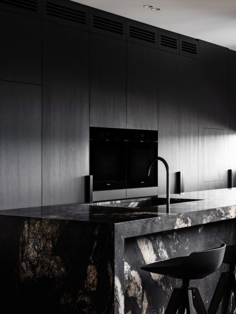 cucina di design con decori in marmo