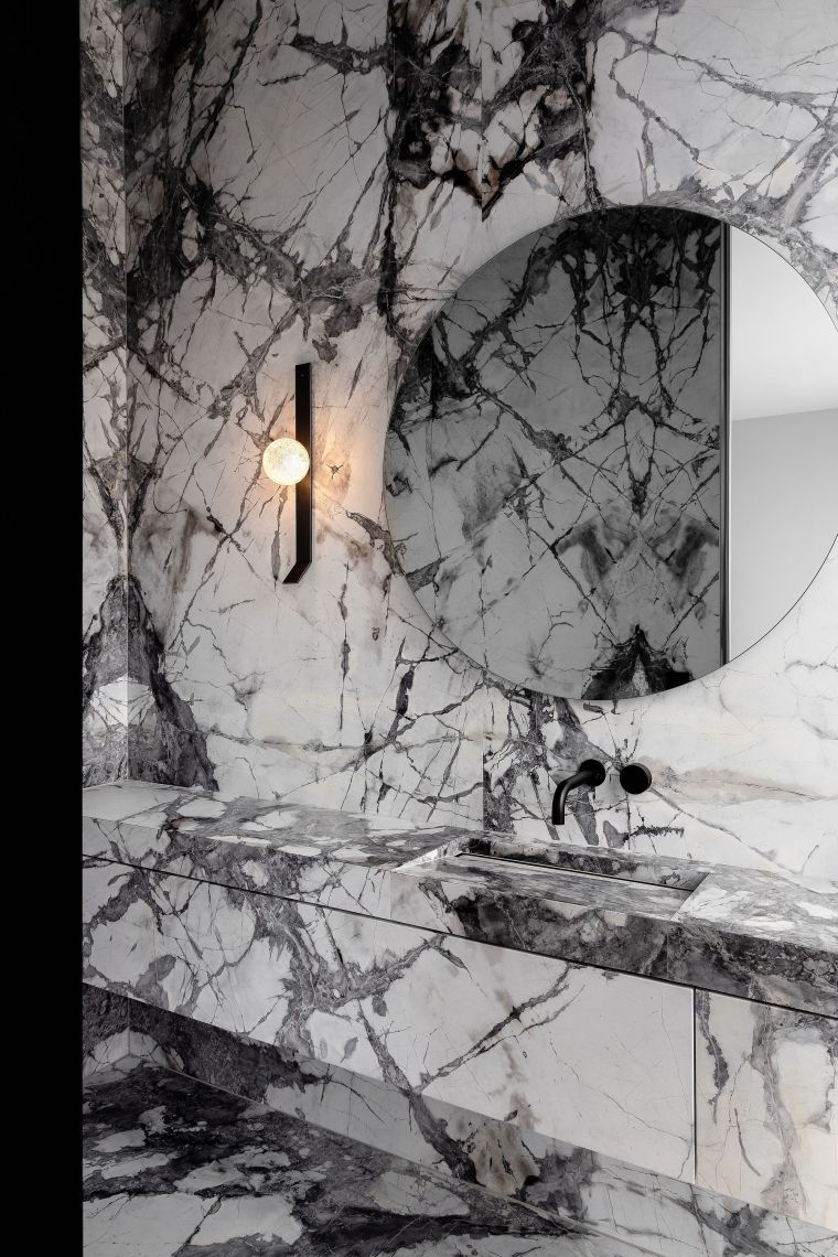 designer fürdőszoba márvány dekorációval