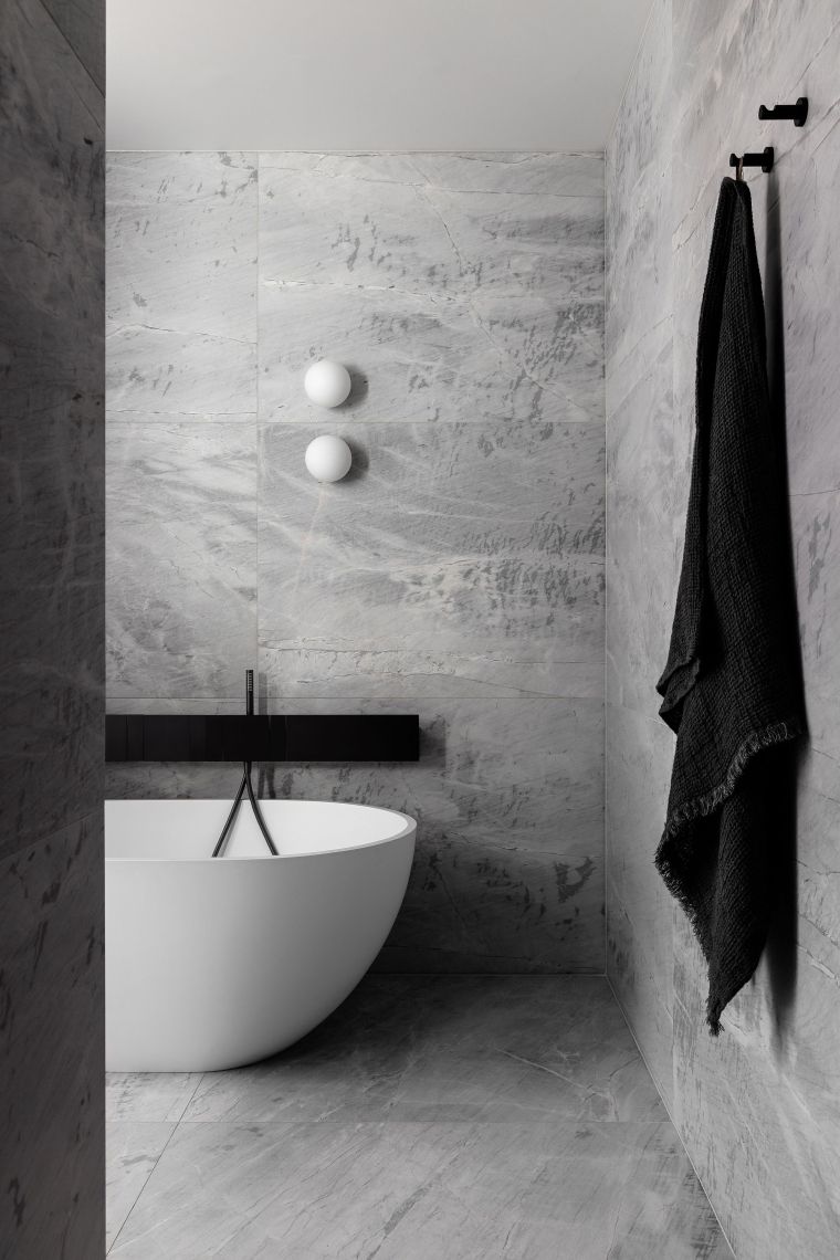 bagno moderno con decorazioni in marmo